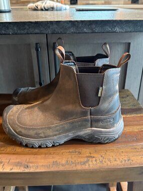 Mens Keen Anchorage III waterproof boots- Size 9